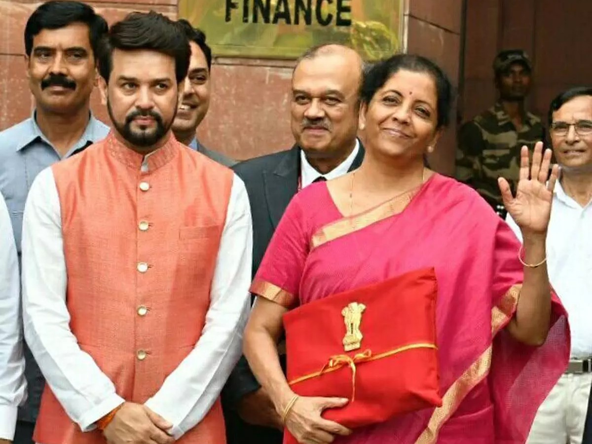 वित्त मंत्री निर्मला सीतारमण पहली बार 5 जुलाई 2019 को लाल कपड़े के कवर में बजट लेकर संसद पहुंचीं। - Dainik Bhaskar