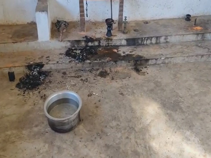 असमाजिक तत्वों ने मंदिर को पहुंचाया नुकसान।