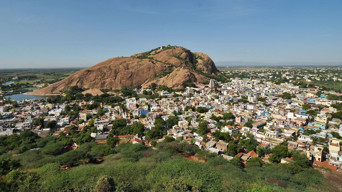तमिलनाडु के थिरुपरनकुंद्रम में वह पहाड़ी जहां पर दरगाह और मंदिर मौजूद हैं।