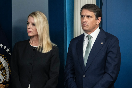 डिप्टी अटॉर्नी जनरल टॉड ब्लैंच (दाएं) ने कहा है कि जस्टिस डिपार्टमेंट एपस्टीन से जुड़ी अपनी सभी फाइलें सार्वजनिक नहीं करेगा। उनके बाएं अटॉर्नी जनरल पॉम बॉन्डी हैं।