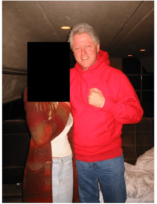 बिल क्लिंटन एक महिला के साथ दिखाई दे रहे हैं। महिला का चेहरा ढक दिया गया है।