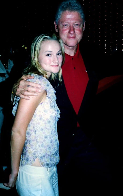 पूर्व अमेरिकी राष्ट्रपति बिल क्लिंटन, शांटे डेविस के साथ हैं। शांटे ने बाद में जेफरी एपस्टीन के खिलाफ गवाही दी थी।