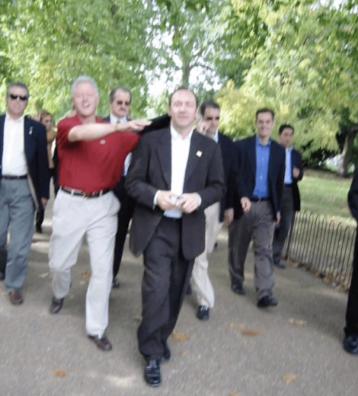 केविन स्पेसी (सबसे आगे), पूर्व अमेरिकी राष्ट्रपति बिल क्लिंटन के साथ नजर आ रहे हैं।