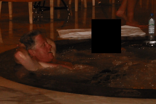 हॉट टब में एक महिला के साथ पूर्व अमेरिकी राष्ट्रपति बिल क्लिंटन। महिला का चेहरा छुपा दिया गया है।
