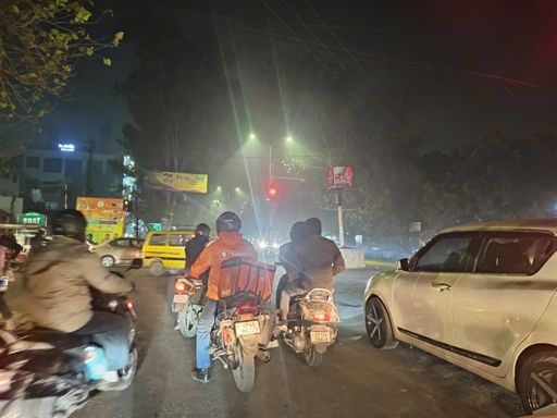 लखनऊ में शाम होते ही धुंध और कोहरा बढ़ रहा है। यह तस्वीर शुक्रवार शाम की है।