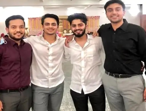 ईशान किशन (बाएं से दूसरे) अपने दोस्त यशस्वी (बाएं से तीसरा) के साथ।