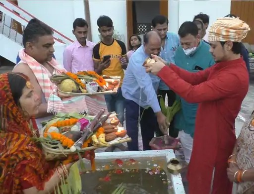 क्रिकेटर ईशान किशन (लाल कुर्ते में) ने नवादा में अपने घर पर छठ मनाते हुए।