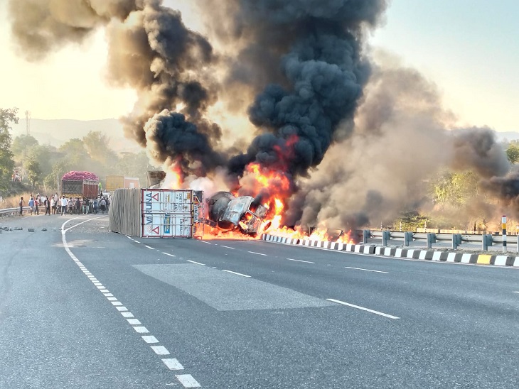 आग के पूरी तरह बुझने तक लोग हाईवे पर दूर ही खड़े रहे।