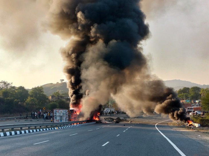 हाईवे पर लंबा जाम लग गया और वाहनों की आवाजाही पूरी तरह से ठप हो गई। दोनों तरफ वाहनों की लंबी कतारें लग गईं, जिससे यात्रियों को भारी असुविधा का सामना करना पड़ा।