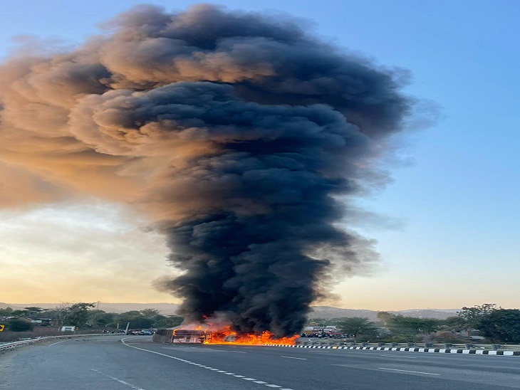 काला धुआं का गुब्बार और आग के हवाले दोनों गाड़ियां। हाइवे पर इस घटना के बाद वाहन जहां थे वहीं रुक गए और जब आग पर कंट्रोल हुआ उसके बाद हाइवे शुरू किया गया।