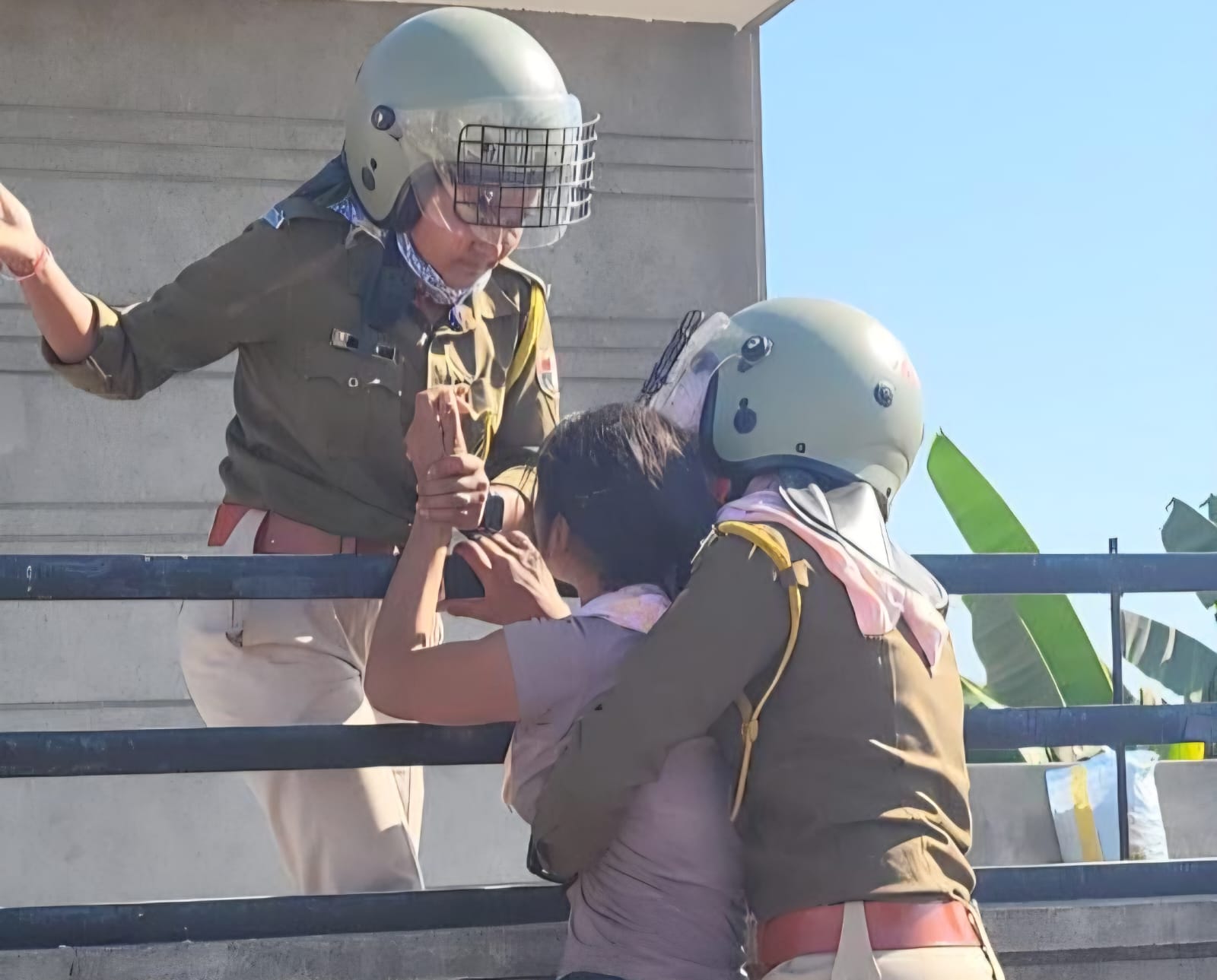 अतिक्रमण हटाने के दौरान पुलिस को हल्का विरोध का सामना भी करना पड़ा।