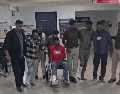 रेलवे स्टेशन के पास तलाशी के दौरान आरोपी दीवार फांदकर भागने लगे। तब वे गिर गए, जिससे इनके हाथ-पैर में चोट लगी है।