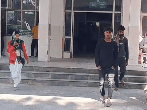 ट्रॉमा सेंटर बाहर मौजूद लोग।