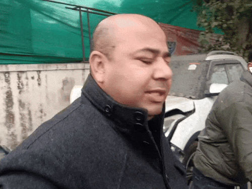 कार्रवाई के लिए बस स्टैंड पर पहुंचे लीगल परमिशन अफसर।