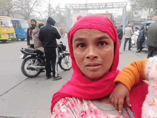पुलिस द्वारा बच्चों को उठाने की जानकारी देती महिला।