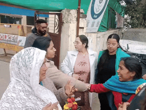 महिलाओं की गोद से बच्चों को छीनती पुलिस कर्मचारी। - Dainik Bhaskar