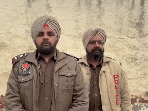 जाली करसी पड़ने की जानकारी देते पुलिस कर्मी।