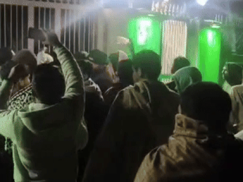 वीसी रेजिडेंस पर हंगामा करते हुए छात्र।