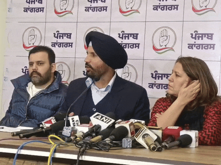 चंडीगढ़ में पत्रकार वार्ता के दौरान बात करते हुए पंजाब प्रदेश कांग्रेस अध्यक्ष अमरिंदर सिंह राजा वड़िंग और कांग्रेस प्रवक्ता सुप्रिया श्रीनेत।