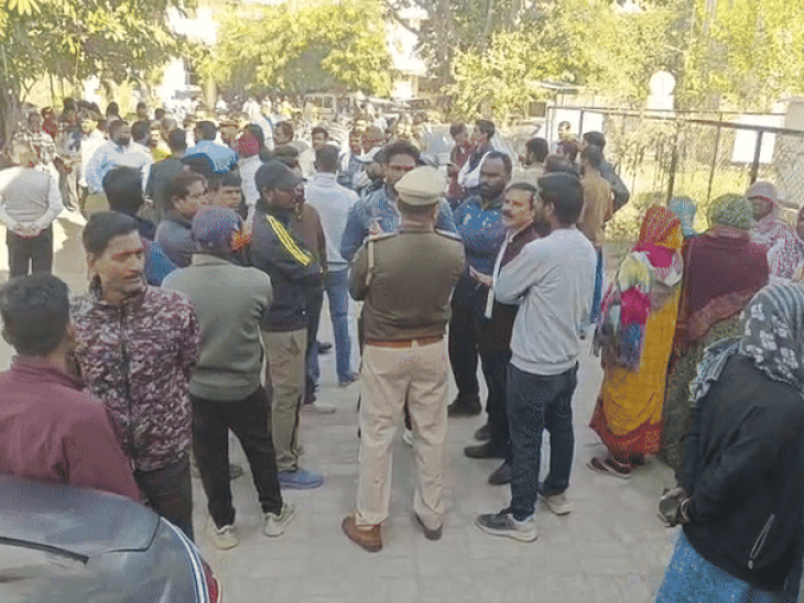 उदयपुर में आज जुटे मृतक के समाजजन।