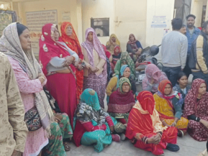 प्रदर्शन में अस्पताल में समाज की महिलाएं भी एकत्रित हुई।