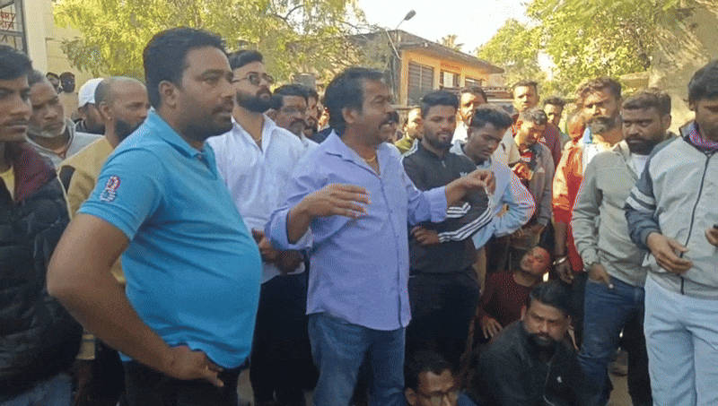 अस्पताल में अपनी मांगों को रखते समाज के प्रतिनिधिगण।