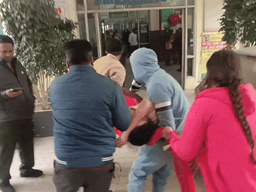 घायल महिला पूनम को अस्पताल लेकर दौड़ते बेटी और पड़ोसी। - Dainik Bhaskar