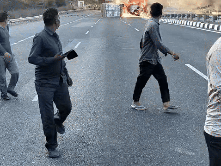 दोनों गाड़ियों में आग लगने के बाद आसमान में धुएं का गुबार छा गया। दूर से ही आग की लपटें और काला धुआं दिखाई दे रहा था