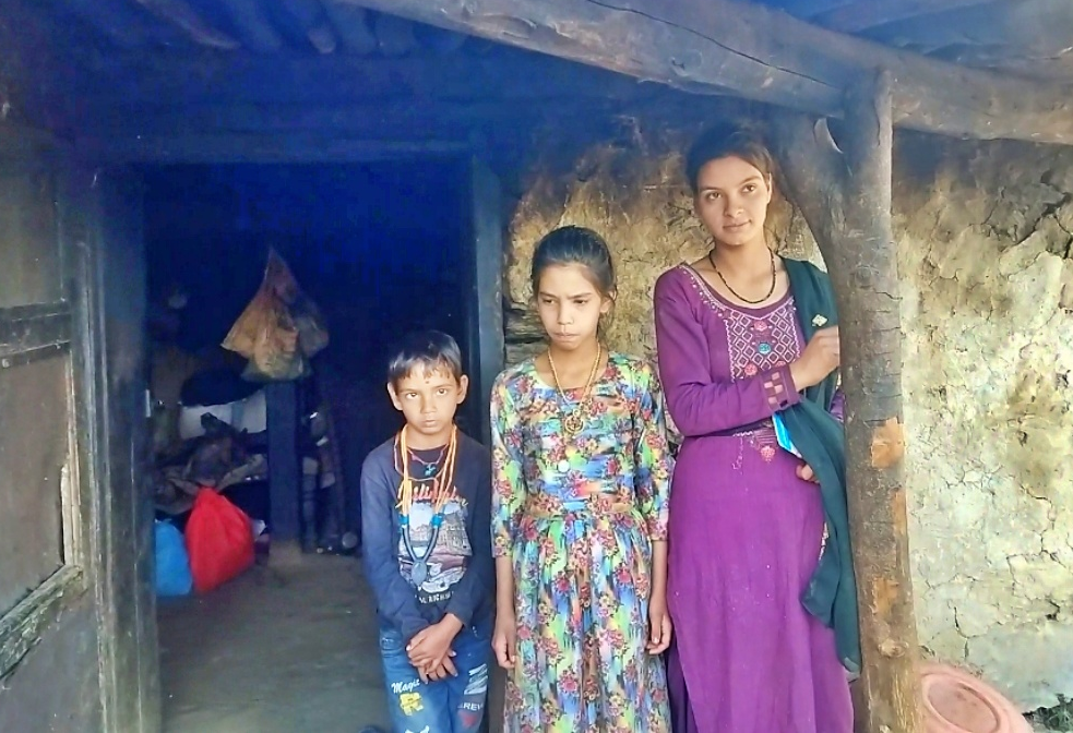 चंबा जिले के मटवाड़ गांव के चार बेसहारा बच्चे।