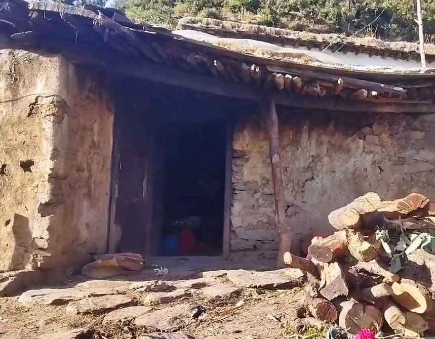 इसी कमरे में रहते हैं चारो भाई-बहन।