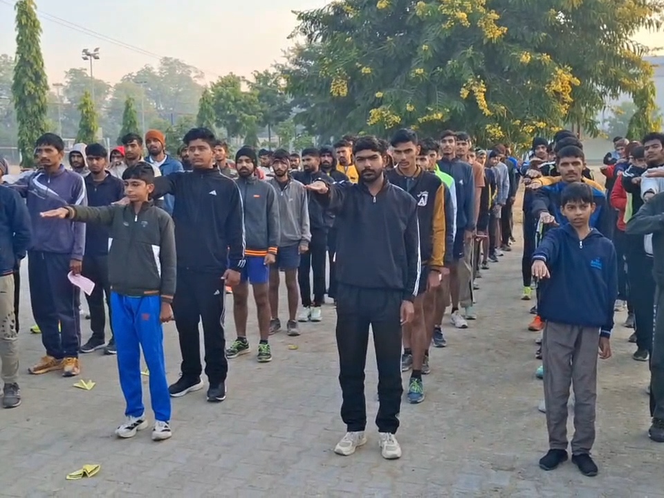 स्वर्ण जयंती स्टेडियम में शपथ लेते युवा।