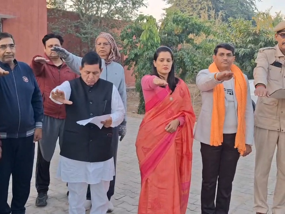 युवाओं को शपथ दिलाते झुंझुनूं विधायक राजेंद्र भांबू