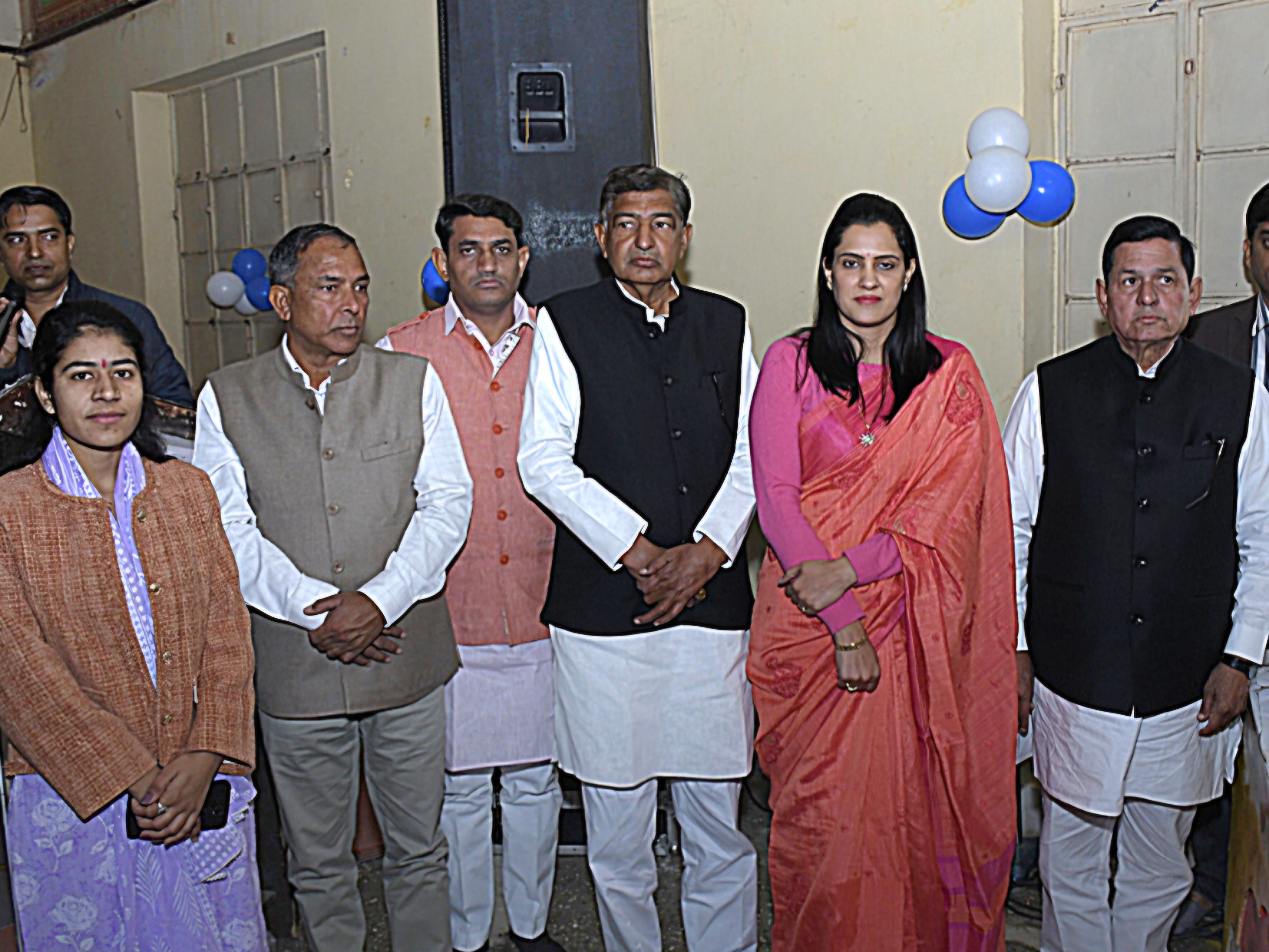 अकाउंट्स एसोसिएशन के साथ विधायक राजेंद्र भांबू और जिलाध्यक्ष हर्षिनी कुलहरि