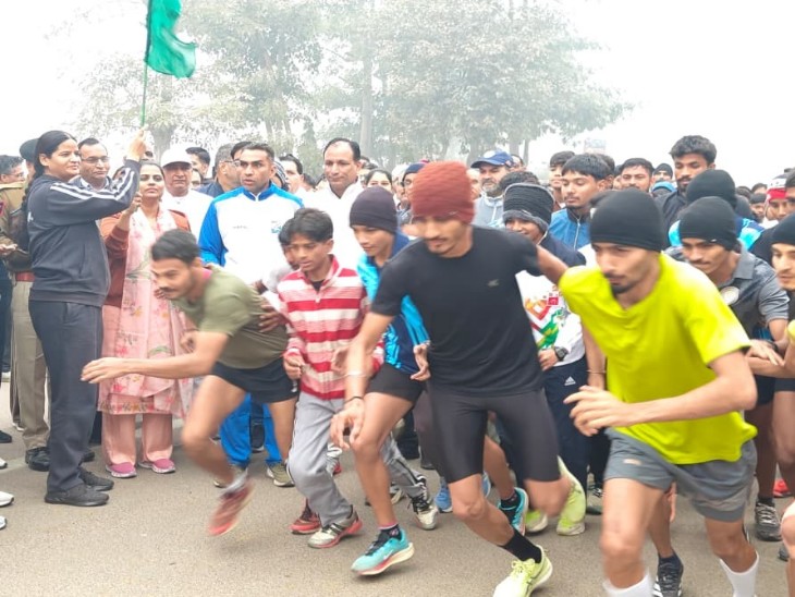रन को हरी झंडी दिखाकर रवाना करती हुई एसपी अमृता दुहन।