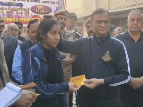 सीकर में रन विकसित राजस्थान मैराथन के विजेताओं को सम्मानित करते जिला कलेक्टर मुकुल शर्मा।