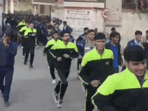 वर्तमान प्रदेश सरकार की दूसरी वर्षगांठ पर सीकर में आयोजित मैराथन में दौड़ लगाते स्टूडेंट्स।