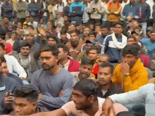 गृहमंत्री के बंगले में विजय शर्मा और कैंडिडेट्स के बीच आरक्षक भर्ती प्रक्रिया में गड़बड़ी को लेकर चर्चा।