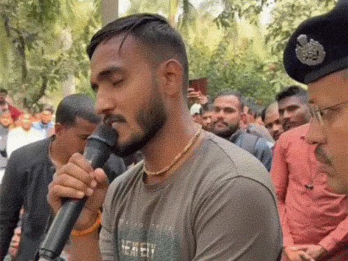 कैंडिडेट्स ने पुलिस आरक्षक भर्ती प्रक्रिया में गड़बड़ी को लेकर गृहमंत्री विजय शर्मा से की शिकायत।