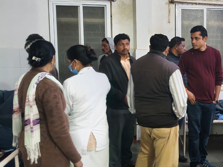 आलीराजपुर में गर्ल्स हॉस्टल की 8 छात्राएं बीमार:  पेट-सिर दर्द के बाद अस्पताल में भर्ती, एक दिन पहले 9 बच्चियां बीमार हुईं थीं – alirajpur News