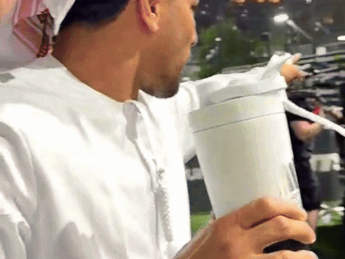 अमेरिकी बॉक्सर एंथनी टेलर से प्रैस कॉन्फ्रेंस के दौरान भिड़ते नीरज गोयत।