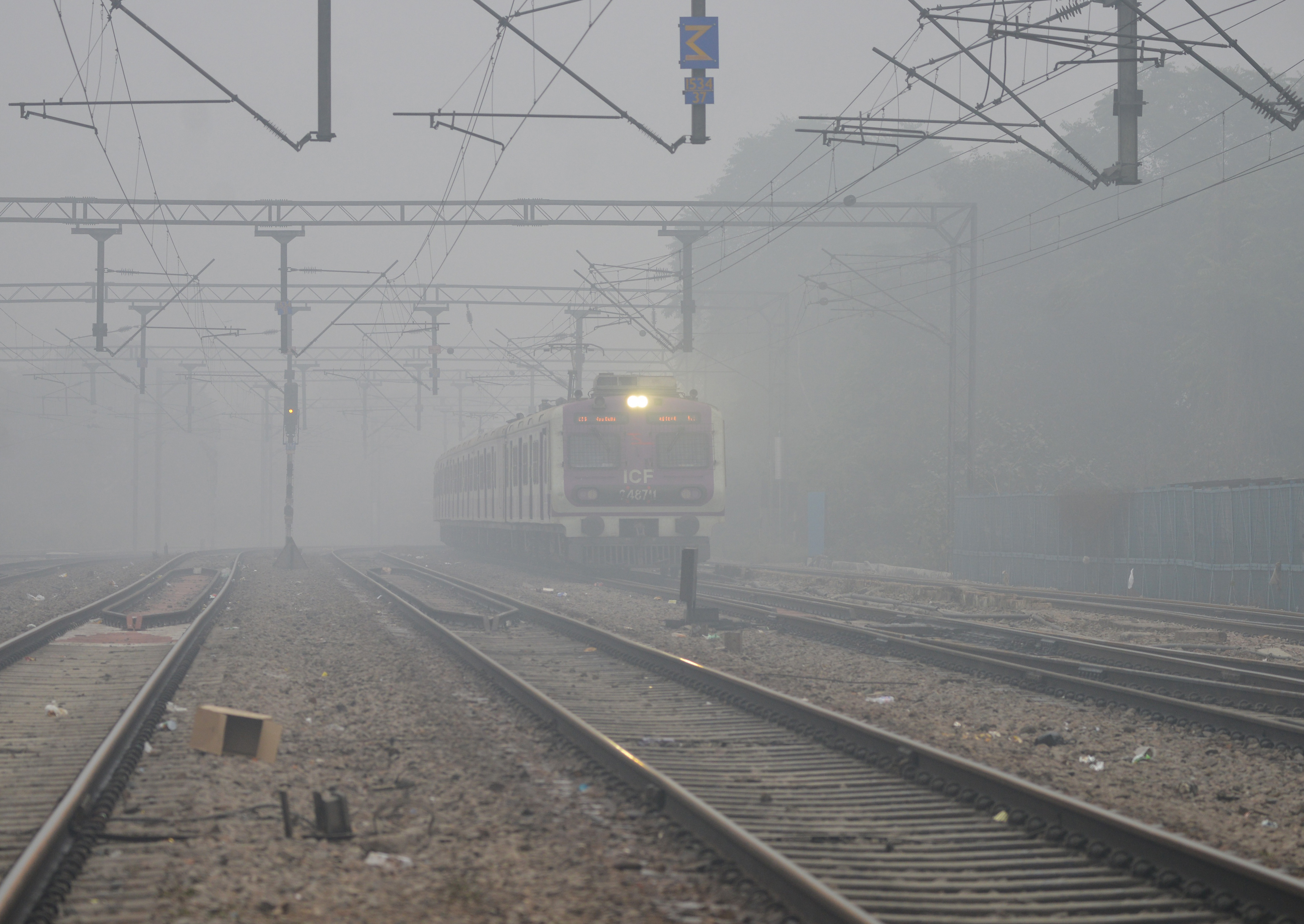 दिल्ली में सुबह स्मॉग की वजह से विजिबिलिटी काफी कम रही।