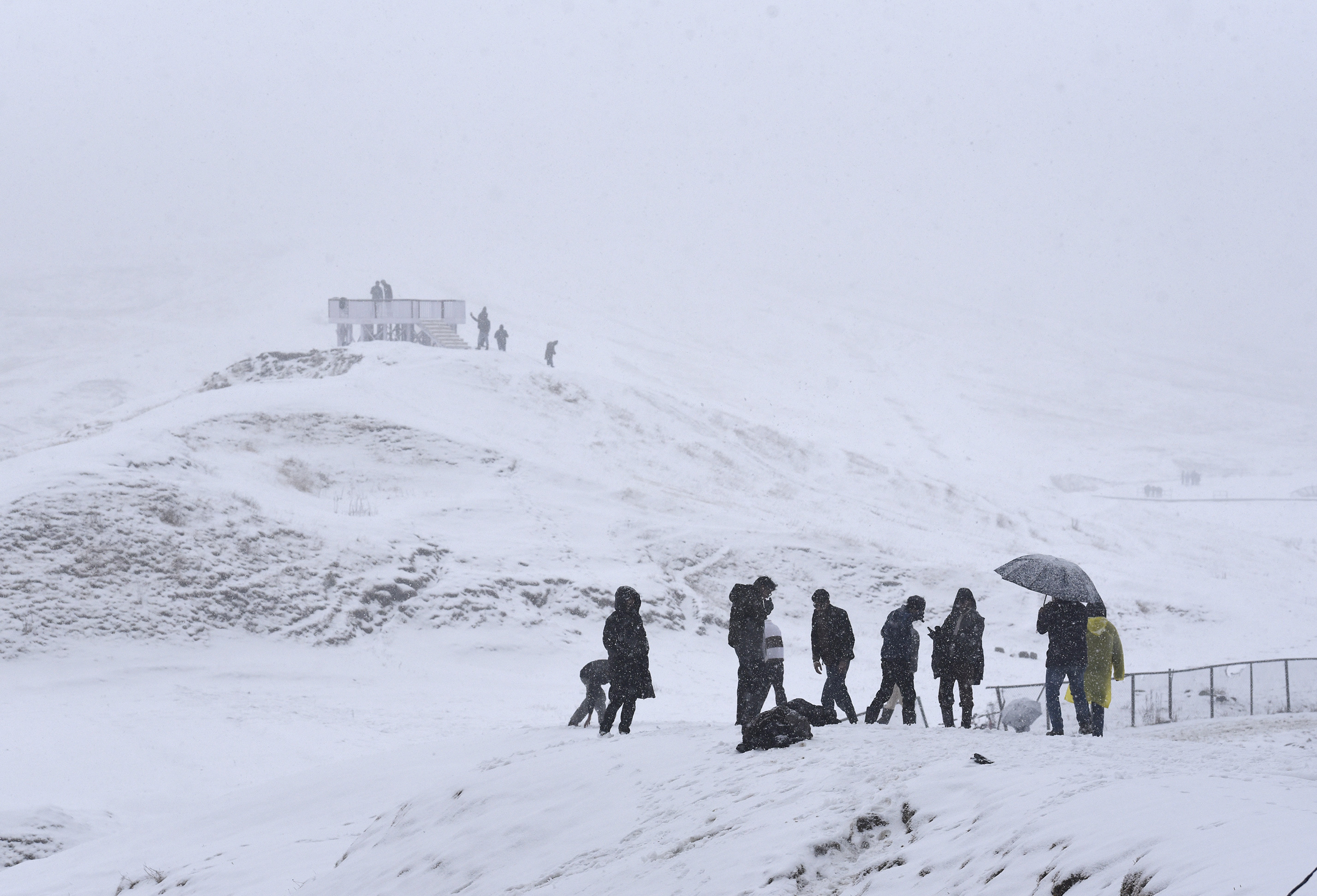 जम्मू-कश्मीर के गुलमर्ग में बीते 24 घंटे में 8 इंच से 1 फीट के बीच बर्फबारी हुई।