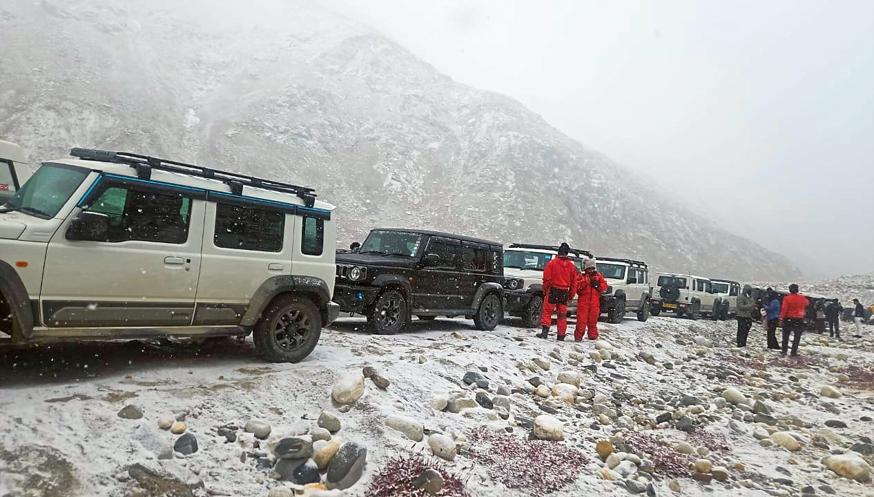 हिमाचल प्रदेश में बड़ी संख्या में टूरिस्ट्स पहुंच रहे हैं। लाहौल-स्पिति के रास्ते में खड़े वाहन।