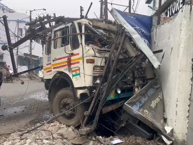 हादसे के समय तेज धमाके की आवाज दूर-दूर तक सुनाई दी।