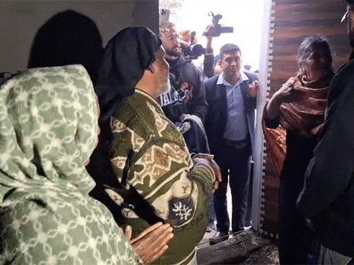 The king built a new house for one of the affected families and handed over its keys to the family.