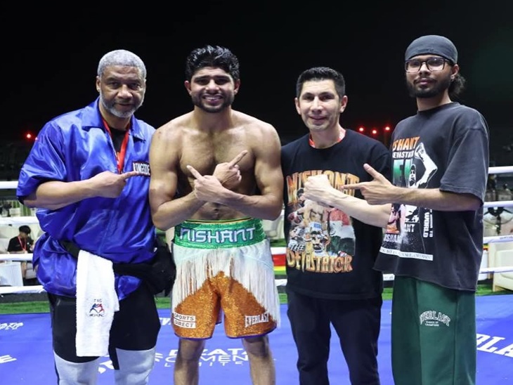 अपने साथियों के साथ रिंग में मौजूद निशांत देव।