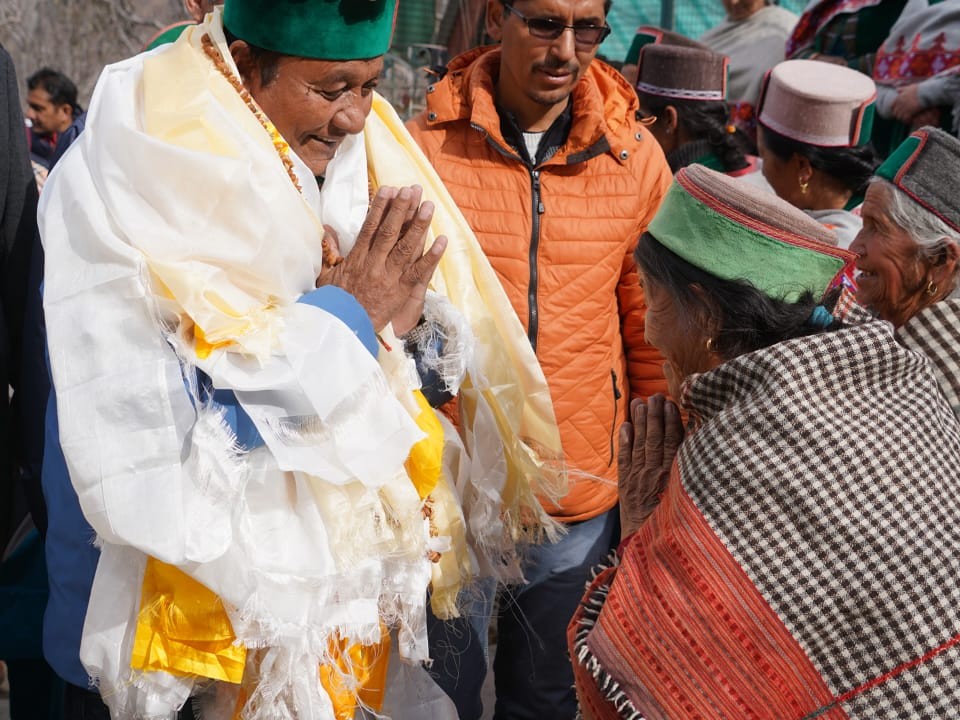 का अभिवादन करते मंत्री जगत सिंह नेगी