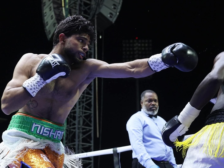 रिंग में दूसरे खिलाड़ी को पंच मारता निशांत देव।