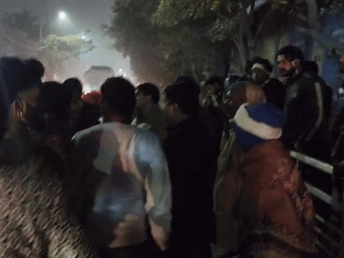 मौके पर मौजूद लोग जमकर हंगामा करते हुए।