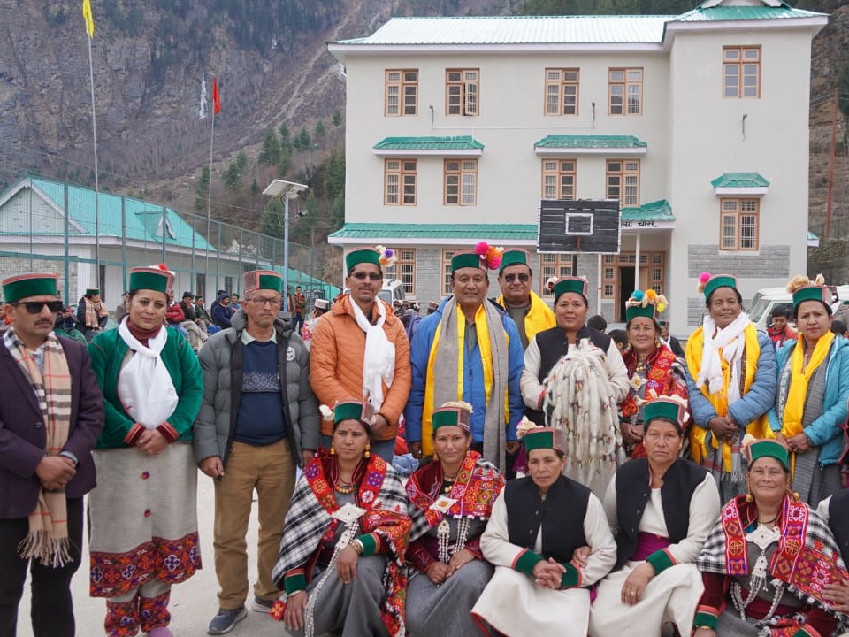 मंत्री के स्वागत करते लोग